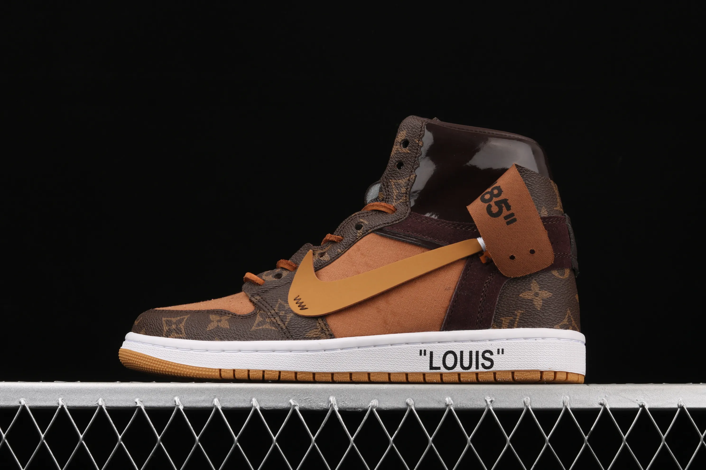 All Categories Air Jordan Jordan Series Basketball Shoes Air Jordan 1 High Air Jordan 1 AJ1 Joe 1 Donkey Brand Co-branded Customized Model #With Presbyopia Suitcase Made of Leather Exclusive Logo Covered Shoe Body Very High Style